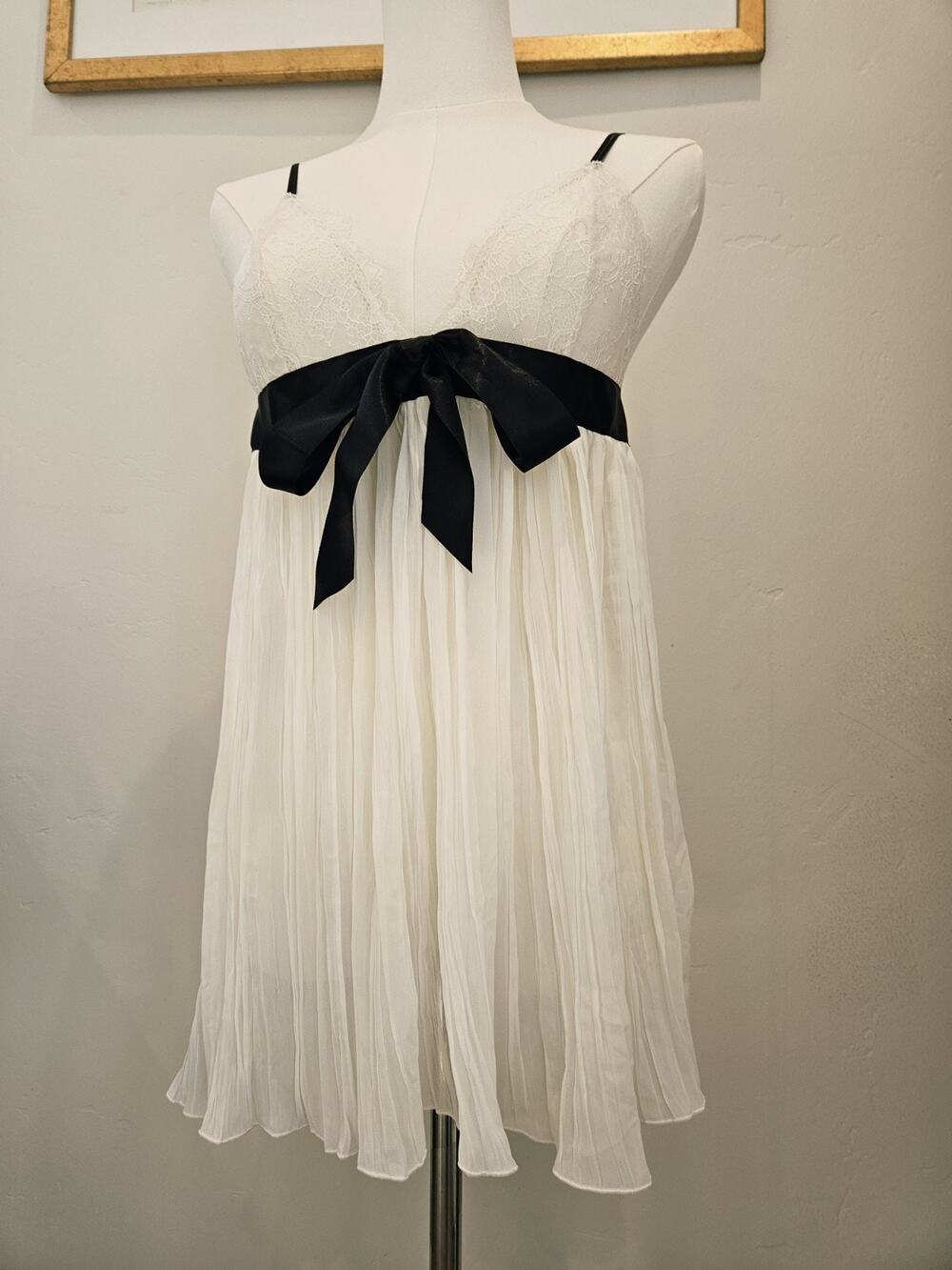 Victoria Secret Pleated Chiffon Babydoll Chemise Womens M Ivory Black Bow Lace